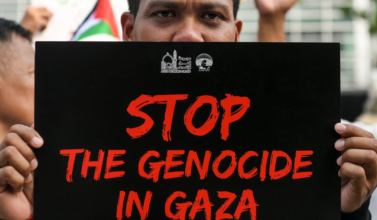 Sejumlah warga dari Aqsa Working Group melakukan aksi dukungan terhadap Palestina di depan Kedutaan Besar Amerika Serikat, Jakarta.