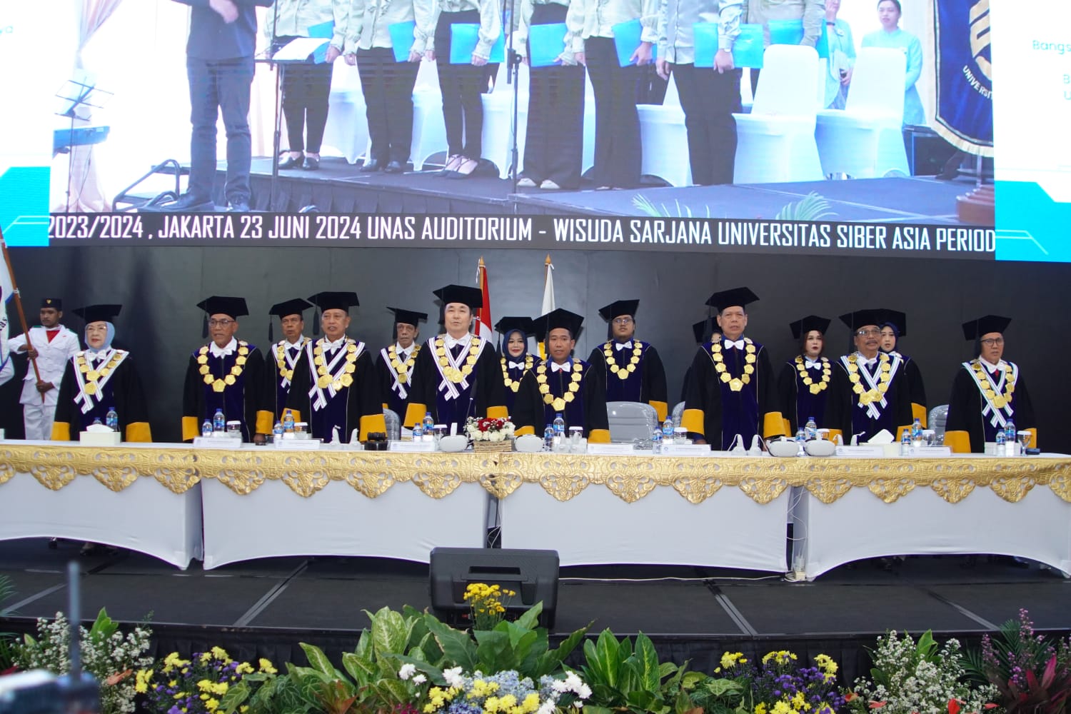 Universitas Siber Asia meluluskan 53 wisudawan / wisudawati angkatan pertama dari 5 program studi pembelajaran jarak jauh pada jenjang S1.