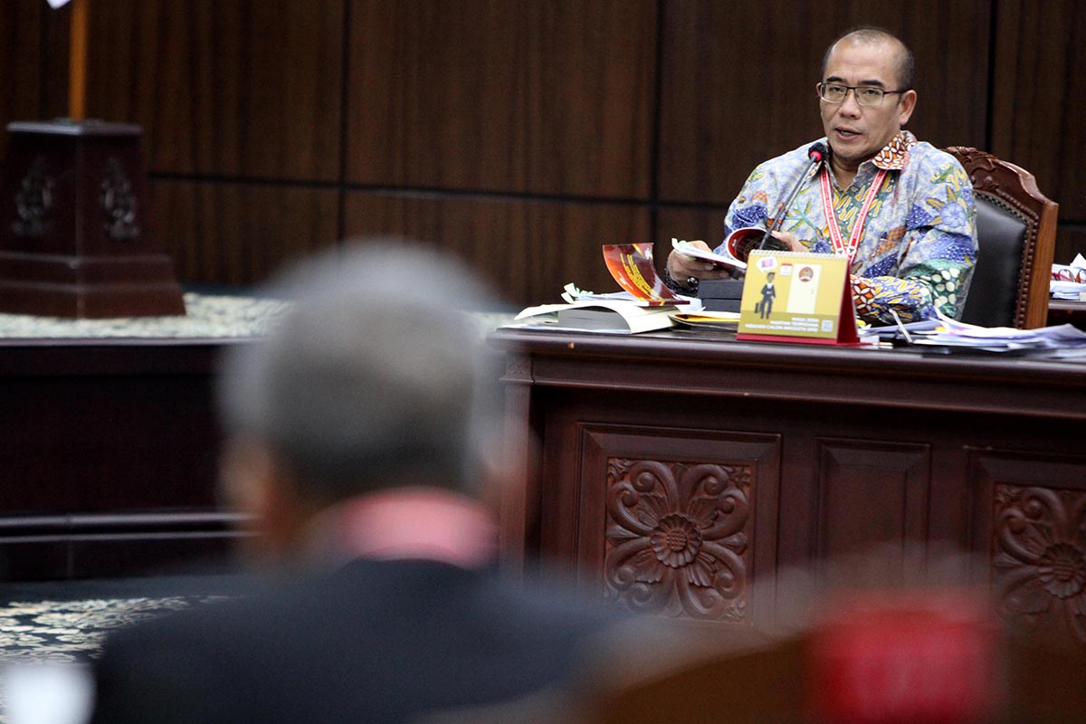 Ketua Komisi Pemilihan Umum (KPU) Hasyim Asy'ari (kanan).