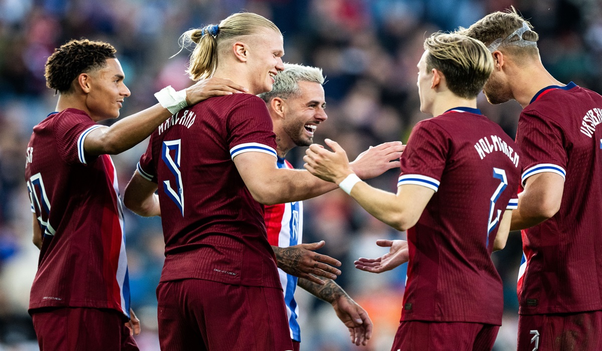 Penyerang Norwegia Erling Haaland (kedua dari kanan) melakukan selebrasi bersama rekan setimnya usai mencetak gol ke gawang Kosovo.