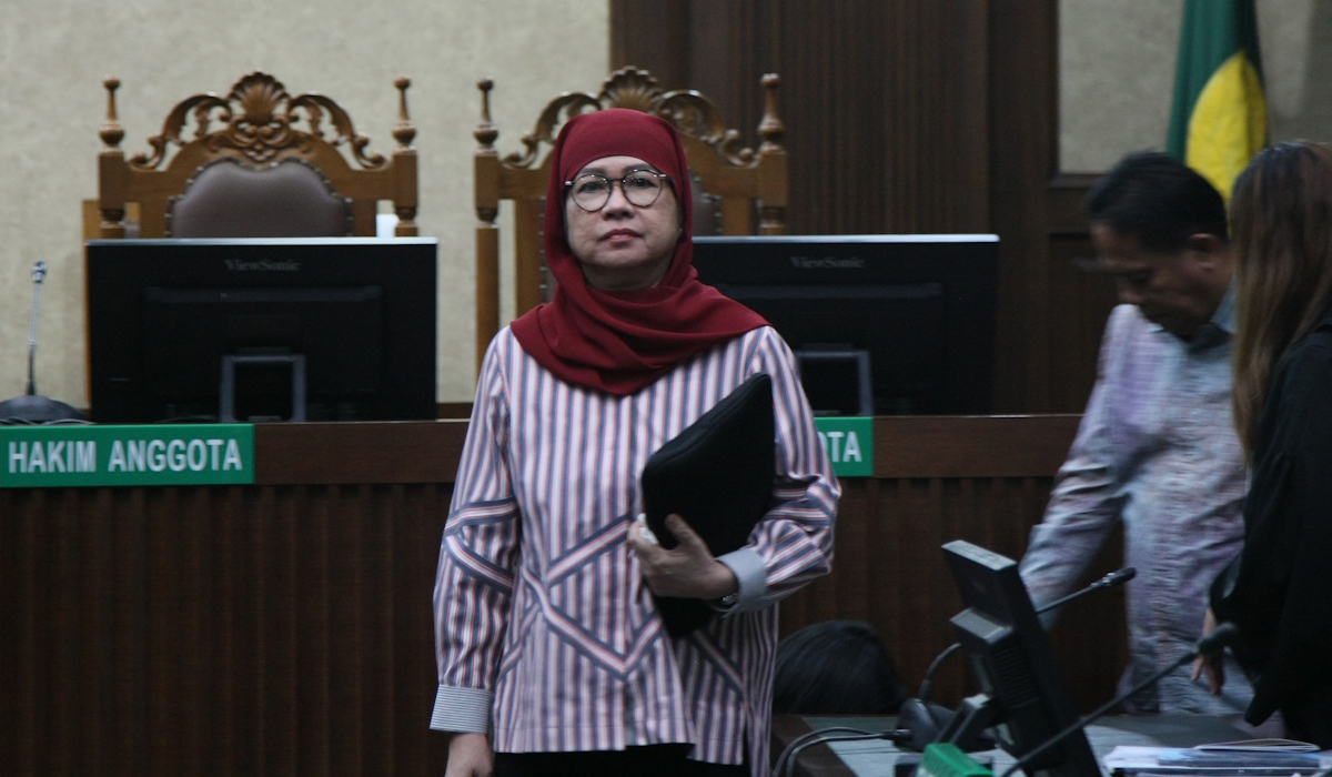 Terdakwa mantan Dirut Pertamina Karen Agustiawan meninggalkan ruang sidang seusai menjalani sidang pembacaan putusan 