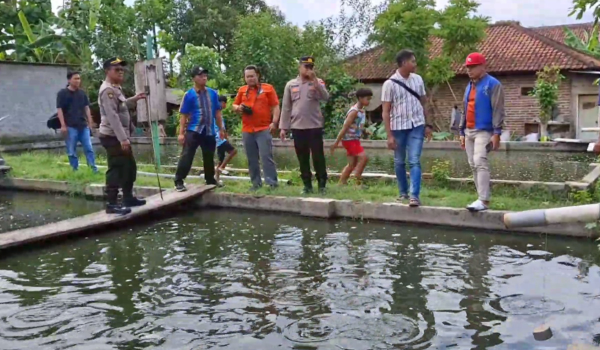 Tim Inafis Kepolisian Tulungagung melakukan olah TKP kolam ikan patin tempat tenggelamnya 2 balita.