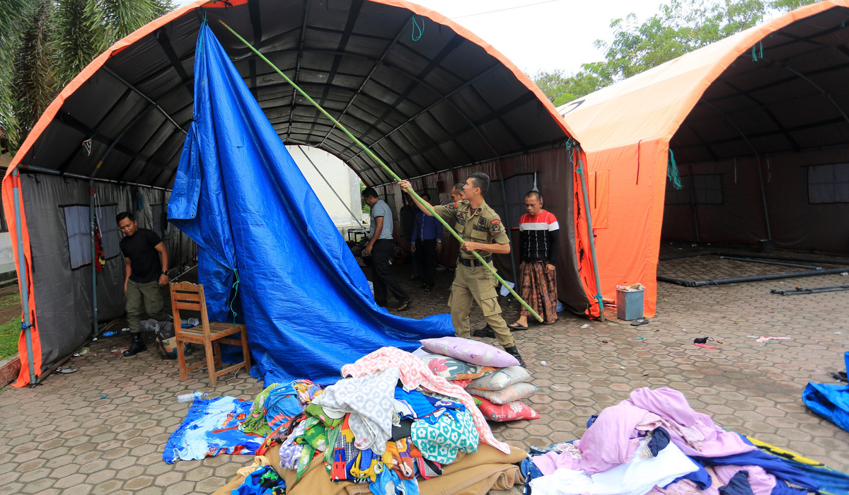 Personel Satpol PP memeriksa dan membenahi barang-barang peninggalan imigran Rohingya di tempat penampungan di Aceh Barat.