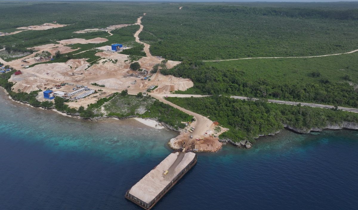Pemuatan batu gamping di salah satu perusahaan di Desa Gundu-gundu, Kecamatan Mawasangka, Buton Tengah, Sulawesi Tenggara.