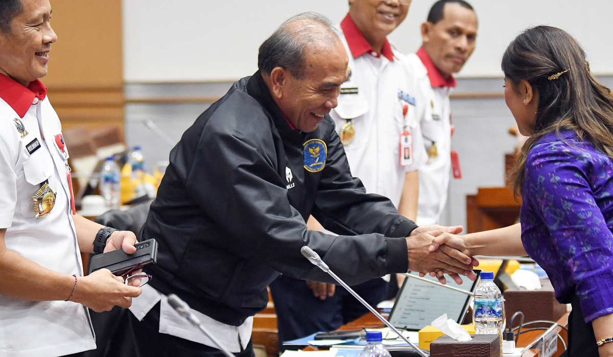 Kepala BSSN Letjen TNI (Purn) Hinsa Siburian (kedua kiri) menjabat tangan Ketua Komisi I DPR RI Meutya Hafid (kanan) 