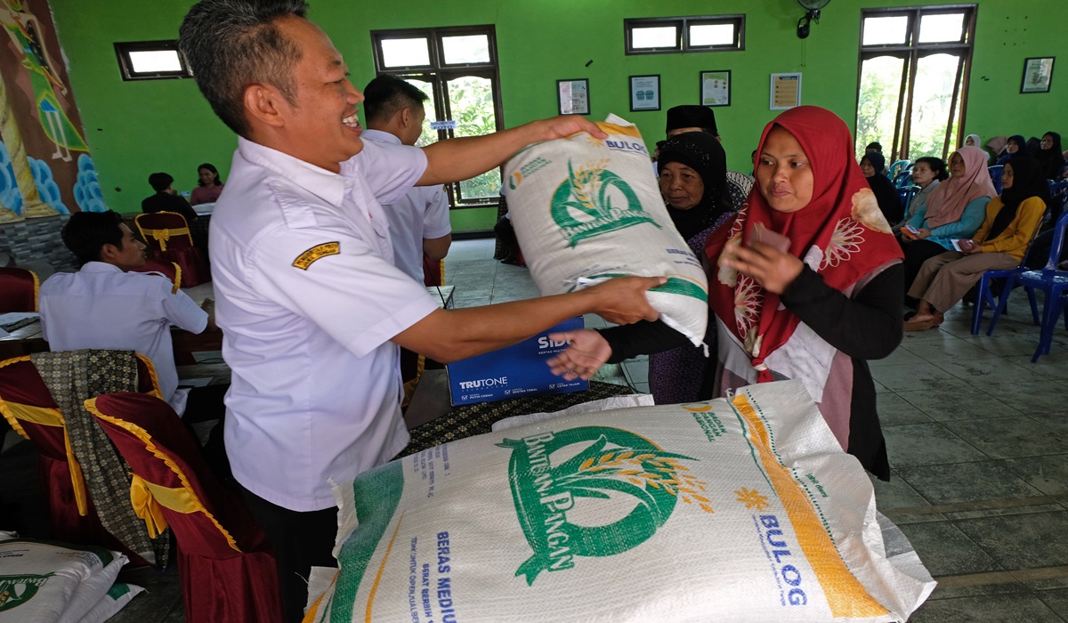 Ilustrasi--Petugas menyerahkan bantuan beras kepada penerima manfaat saat penyaluran bantuan CPP tahap lima 2024 di Temanggung, Jateng.