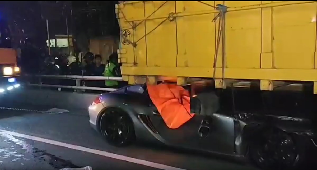 Sebuah kecelakaan terjadi di Tol Mampang, Jakarta Selatan, ketika sebuah mobil sport diduga kehilangan kendali dan menabrak truk pengangkut 