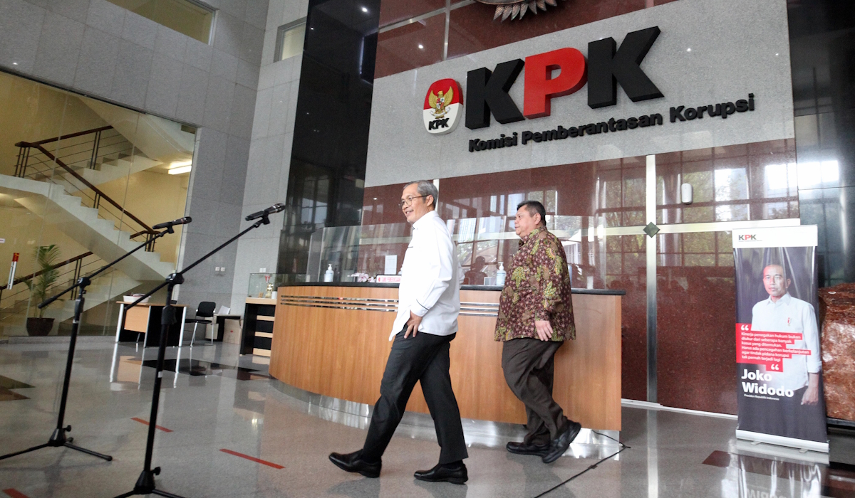 Wakil Ketua KPK Alexander Marwata (kiri)