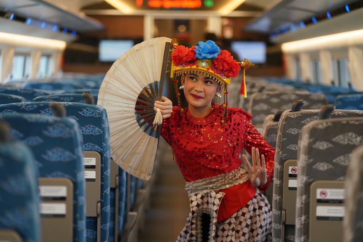 Pertunjukan seni tari di dalam Kereta Cepat Whoosh.