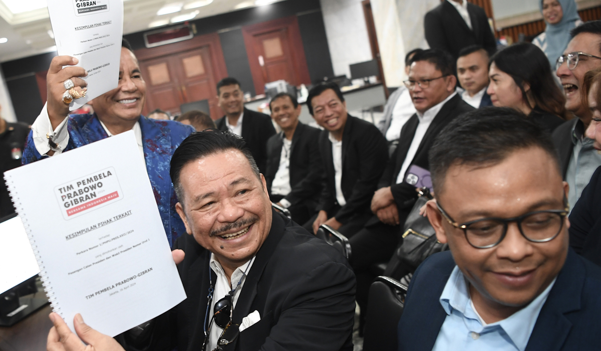 Tim pembela pasangan capres-cawapres nomor urut 02 Prabowo Subianto-Gibran Rakabuming Raka Otto Hasibuan (kiri) 