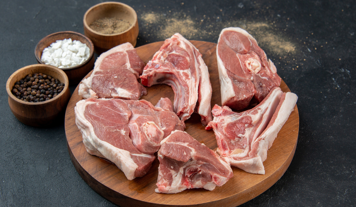 Ilustrasi daging kambing muda atau lamb.