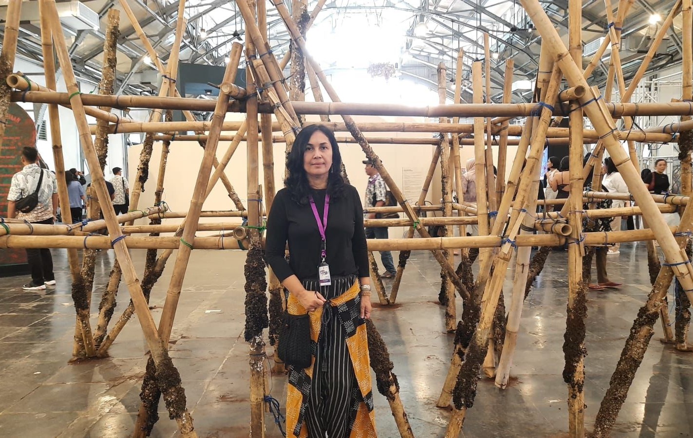 Seniman Indah Arsyad di depan karyanya berjudul Bumerang. Dok. MI/Fathurrozak.