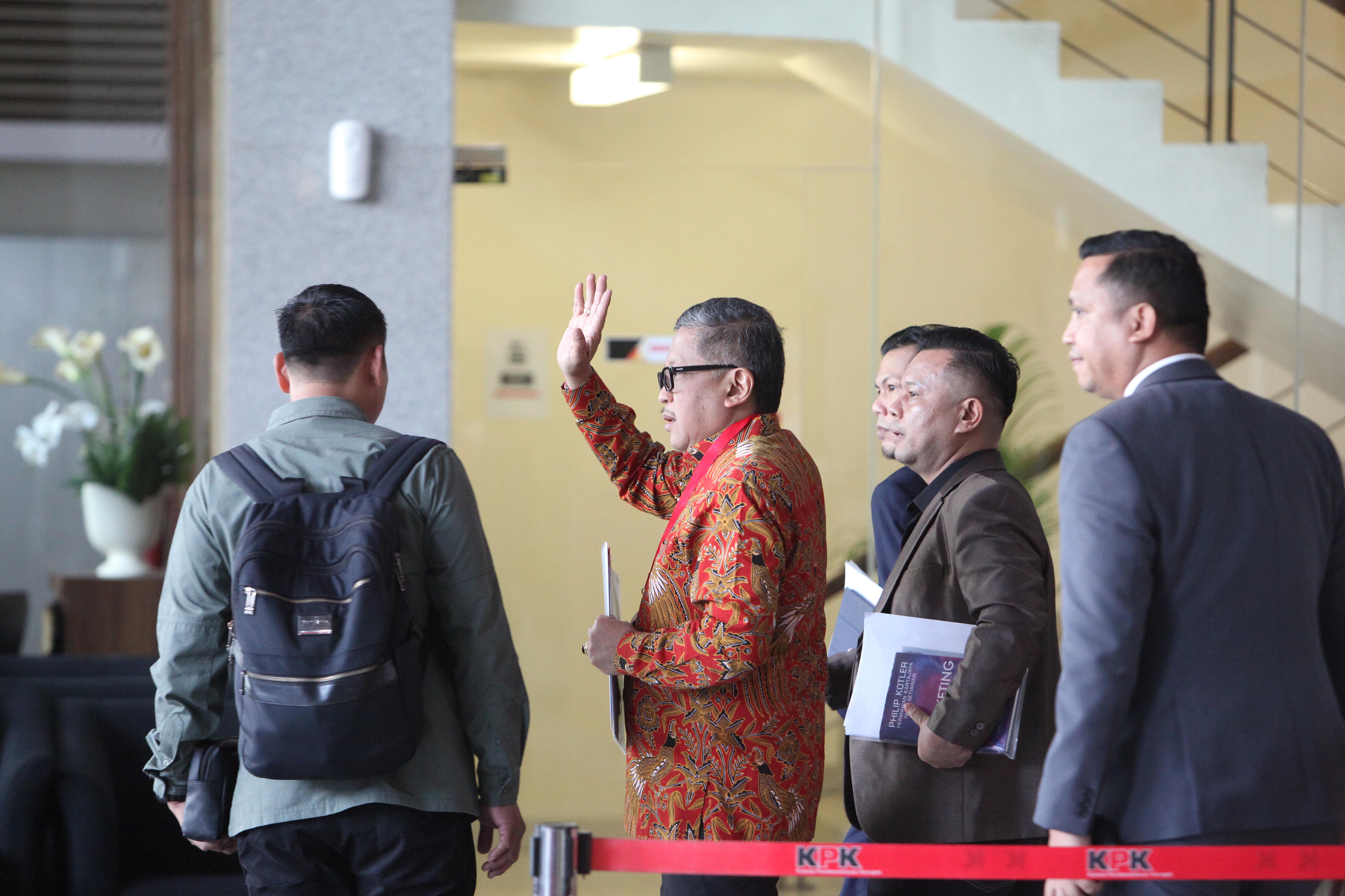 Sekjen PDIPvHasto Kristiyanto (tengah) didampingi tim kuasa hukum saat menghadiri pemeriksaan di Gedung KPK, Jakarta, Senin (10/6/2024)