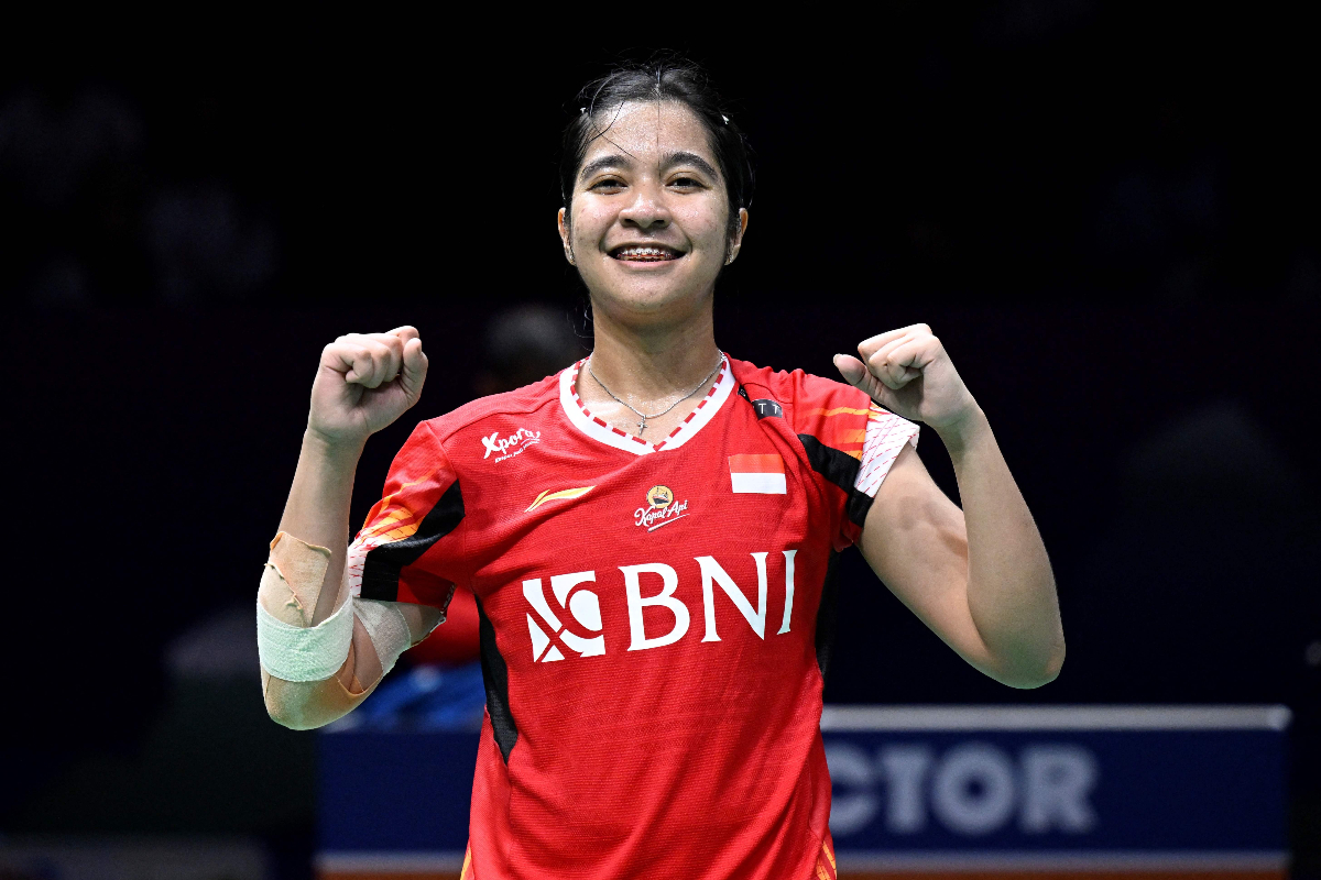 Ester Nurumi Tri Wardoyo dari Indonesia merayakan kemenangannya