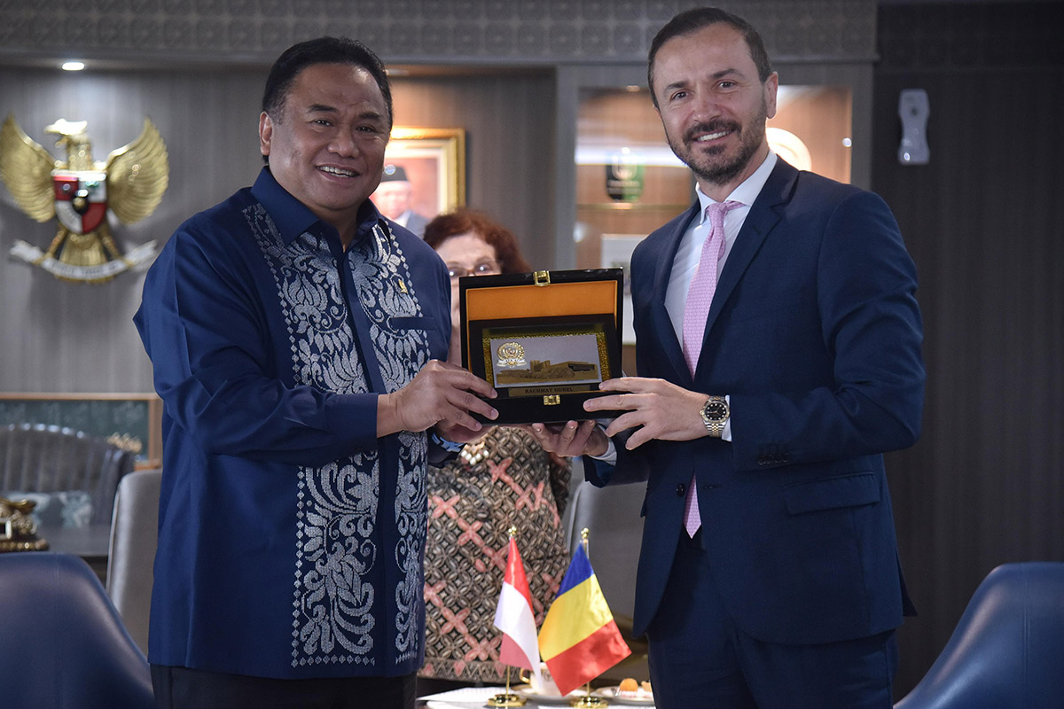 Wakil Ketua DPR RI Bidang Korinbang, Rachmat Gobel (kiri) dan Ketua Kelompok Persahabatan Parlemen Rumania-Indonesia Stefan Musoiu.