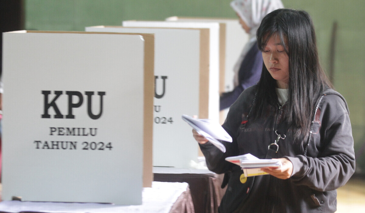 Warga berjalan menuju bilik suara saat Pemungutan Suara Ulang (PSU) di Kabupaten Malang.