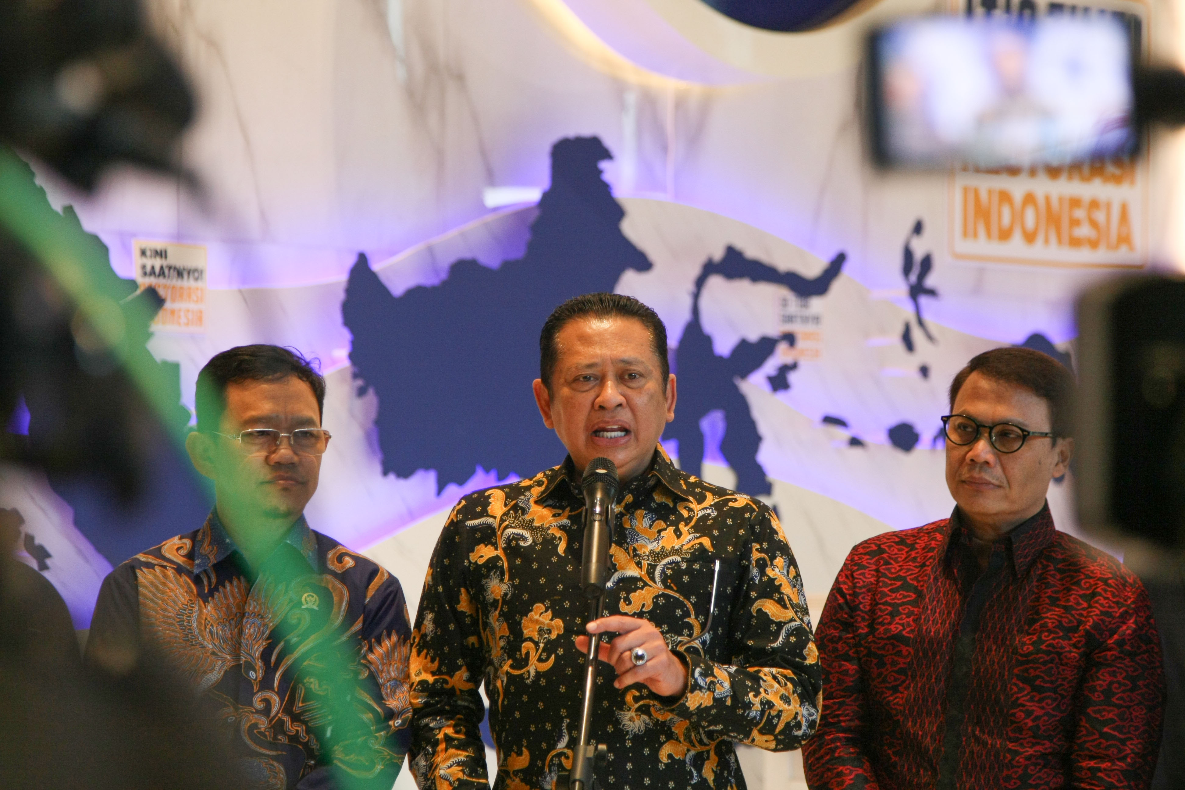 Ketua MPR, Bambang Soesatyo (tengah) didampingi jajaran pimpinan MPR RI dan jajaran pimpinan DPP Partai NasDem