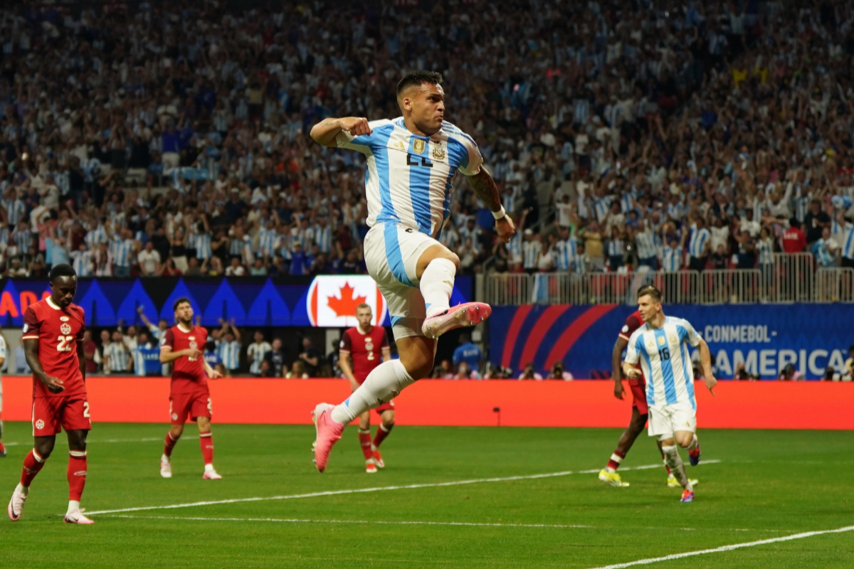 Striker Timnas Argentina, Lautaro Martinez selebrasi usai mencetak gol melawan Kanada do Copa Amerika 2024