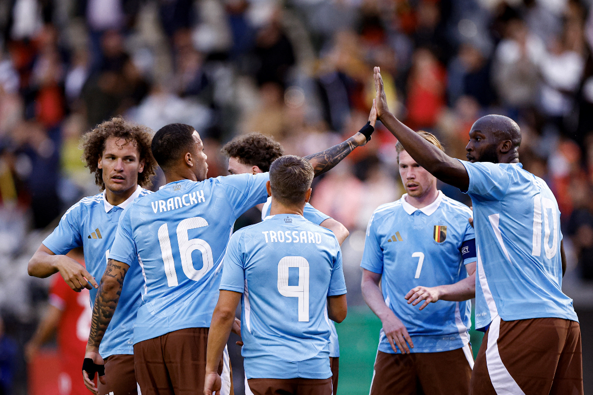 Penyerang Belgia Romelu Lukaku merayakan bersama rekan satu timnya setelah mencetak gol selama pertandingan sepak bola persahabatan internas