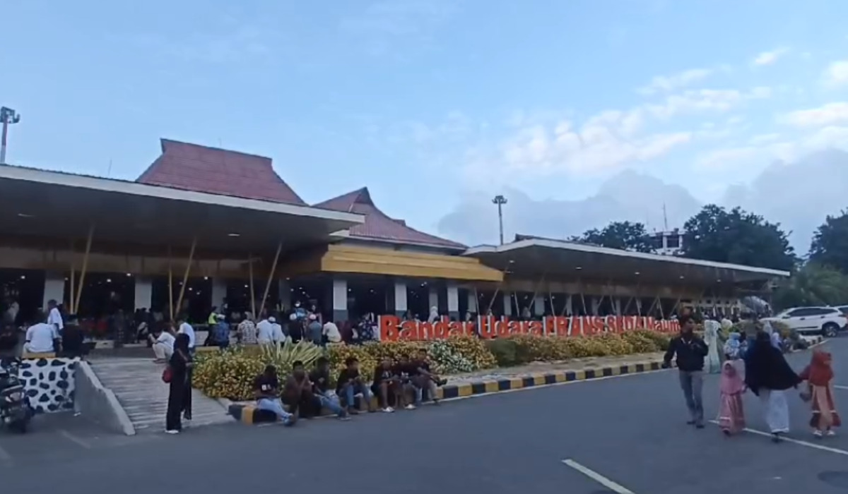 Aktivitas di Bandara Frans Seda Maumere yang ditutup akibat abu vulkanik gunung Lewotobi Laki-laki.