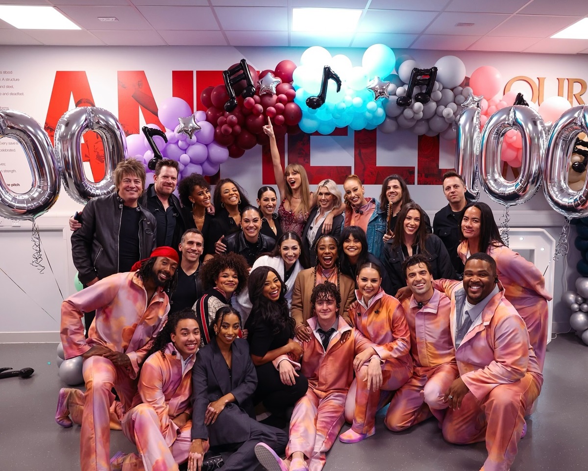 Taylor Swift merayakan pertunjukan ke-100 dari Tur Eras-nya di Liverpool, Inggris, 13 Juni. 