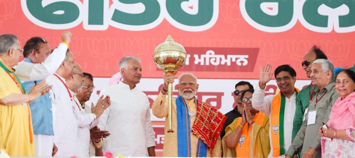 Partai Bharatiya Janata (BJP) yang dipimpin oleh Narendra Modi gagal meraih mayoritas di parlemen India