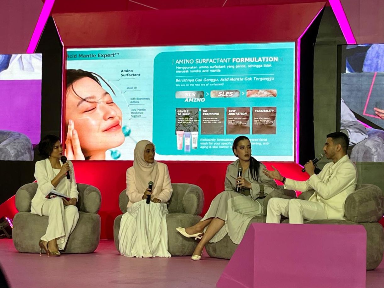 Talkshow membahas pentingnya pembersihan wajah untuk memaksimalkan skincare. 