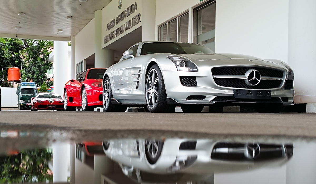 Tiga kendaraan supercar milik tersangka pengusaha Harvey Moeis di Gedung Kejaksaan Agung 