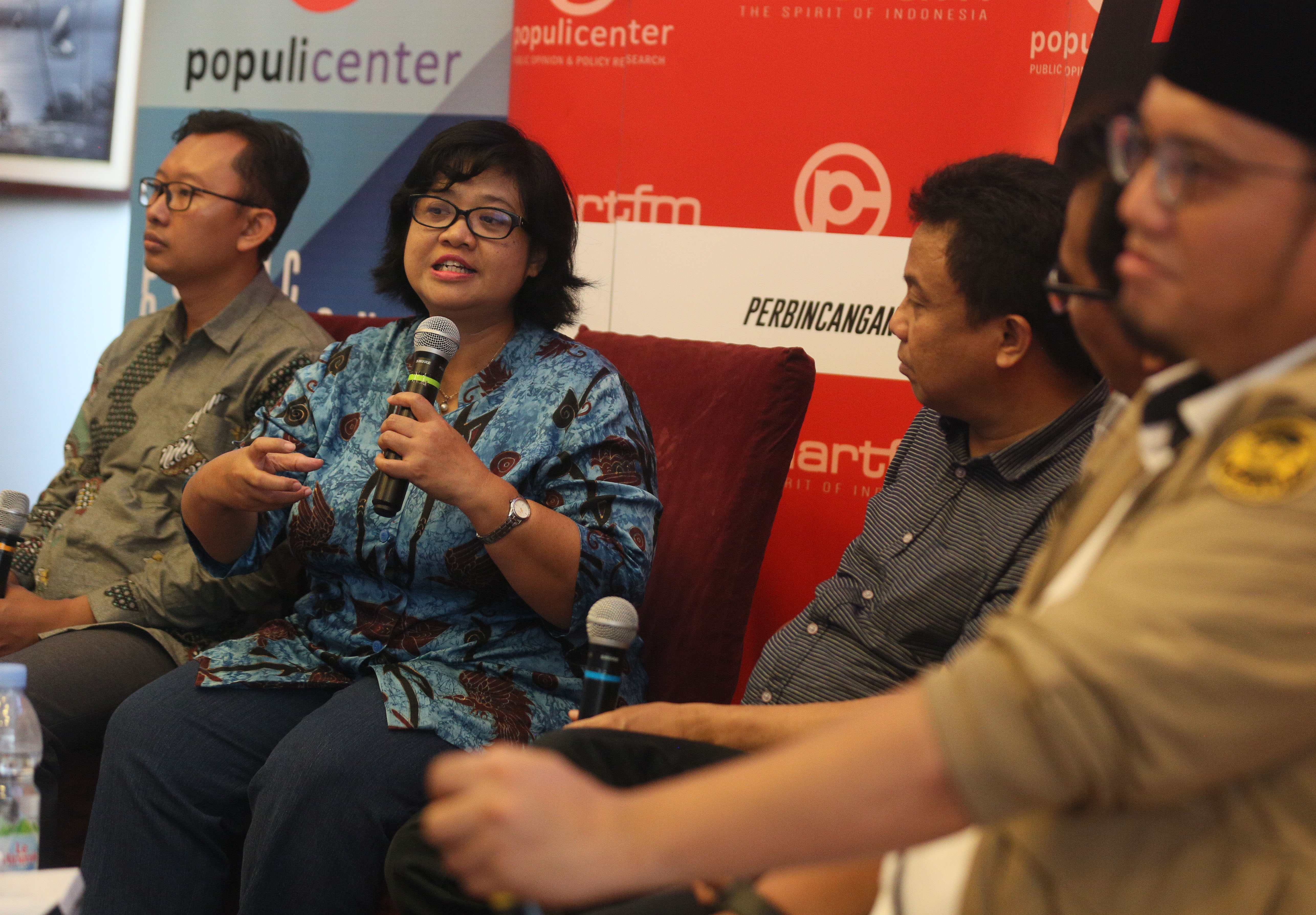 Anggota Kompolnas dari unsur masyarakat Poengky Indarti (kedua kanan). 