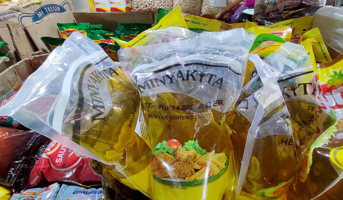 Pedagang menunjukkan minyak goreng kemasan produksi pemerintah Minyakita di Pasar Kebayoran, Jakarta.