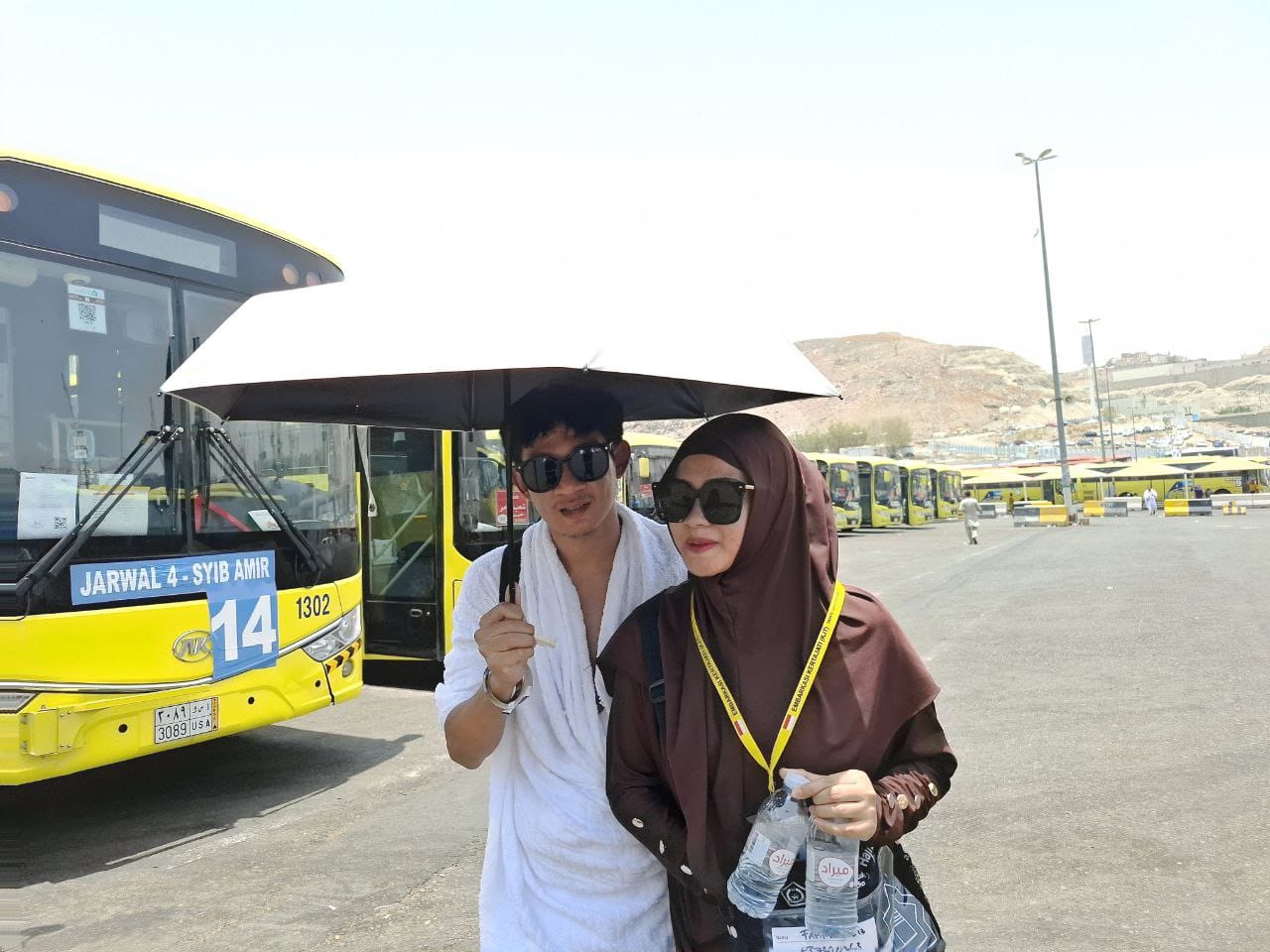 Pasangan Fahmi (25) dan Devi (24) berjalan di terminal Syib Amir, Makkah.