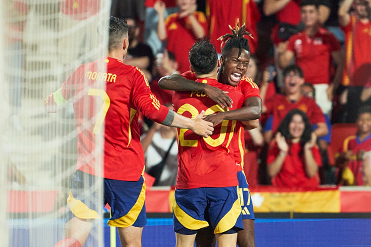 Spanyol menunjukkan performa mengesankan dengan mengatasi kebobolan gol cepat untuk mengalahkan tim Irlandia Utara dengan skor akhir 5-1
