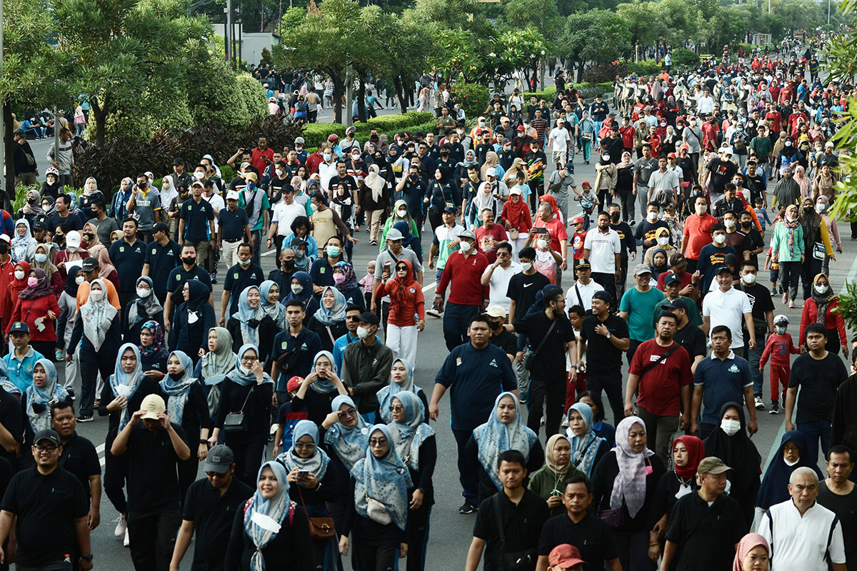 Sejumlah Aparatur Sipil Negara (ASN) dan warga berjalan kaki bersama saat memperingati Hari Jalan Kaki Sedunia (World Walking Day) 2022.