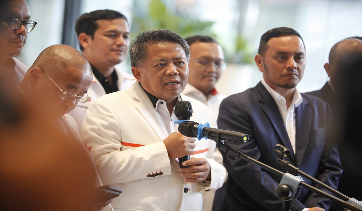 Sohibul Iman oleh Partai Keadilan Sejahtera (PKS) (kiri)