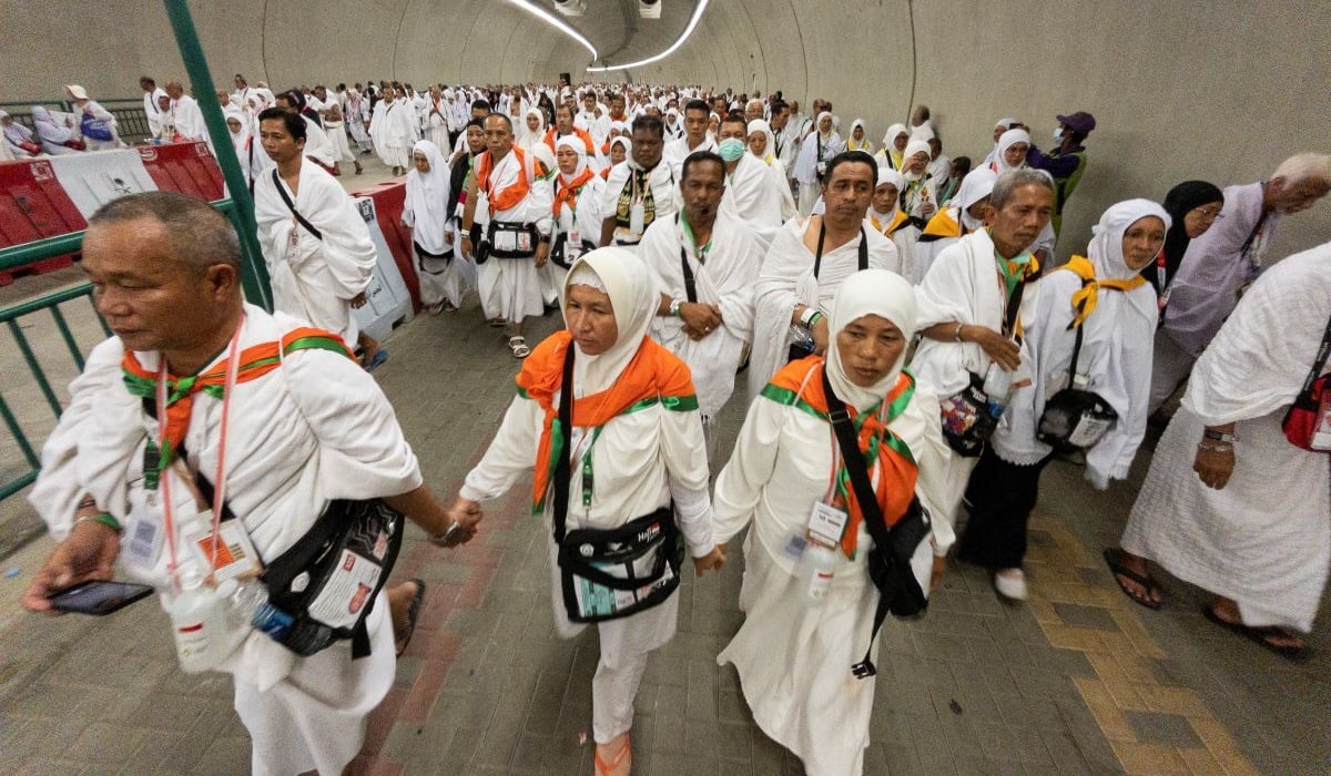 Jemaah haji Indonesia berjalan menuju Jamarat untuk melempar jamrah aqobah di Mina, Makkah, Arab Saudi, Minggu (16/6/2024).
