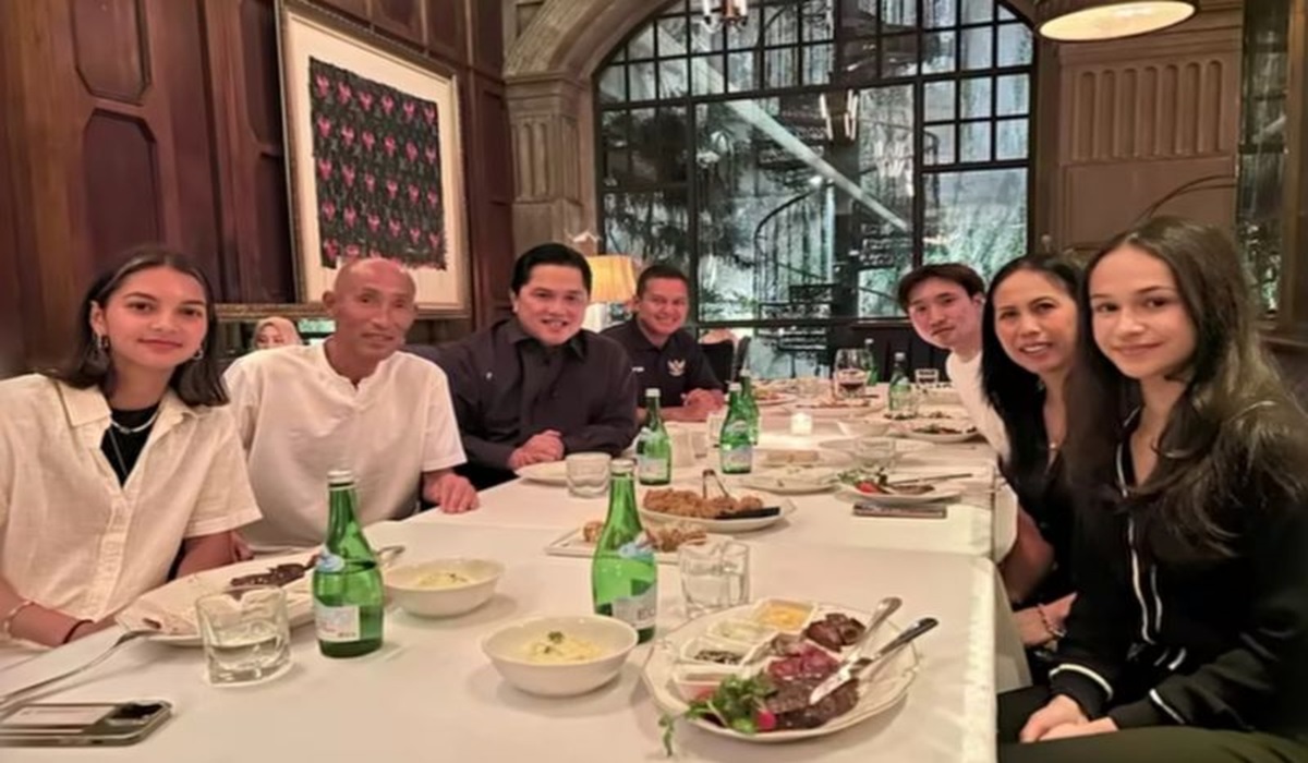 Ketua Umum PSSI Erick Thohir bersama dua calon pemain naturalisasi timnas putri Indonesia, Noa Leatomu dan Estella Loupatty.