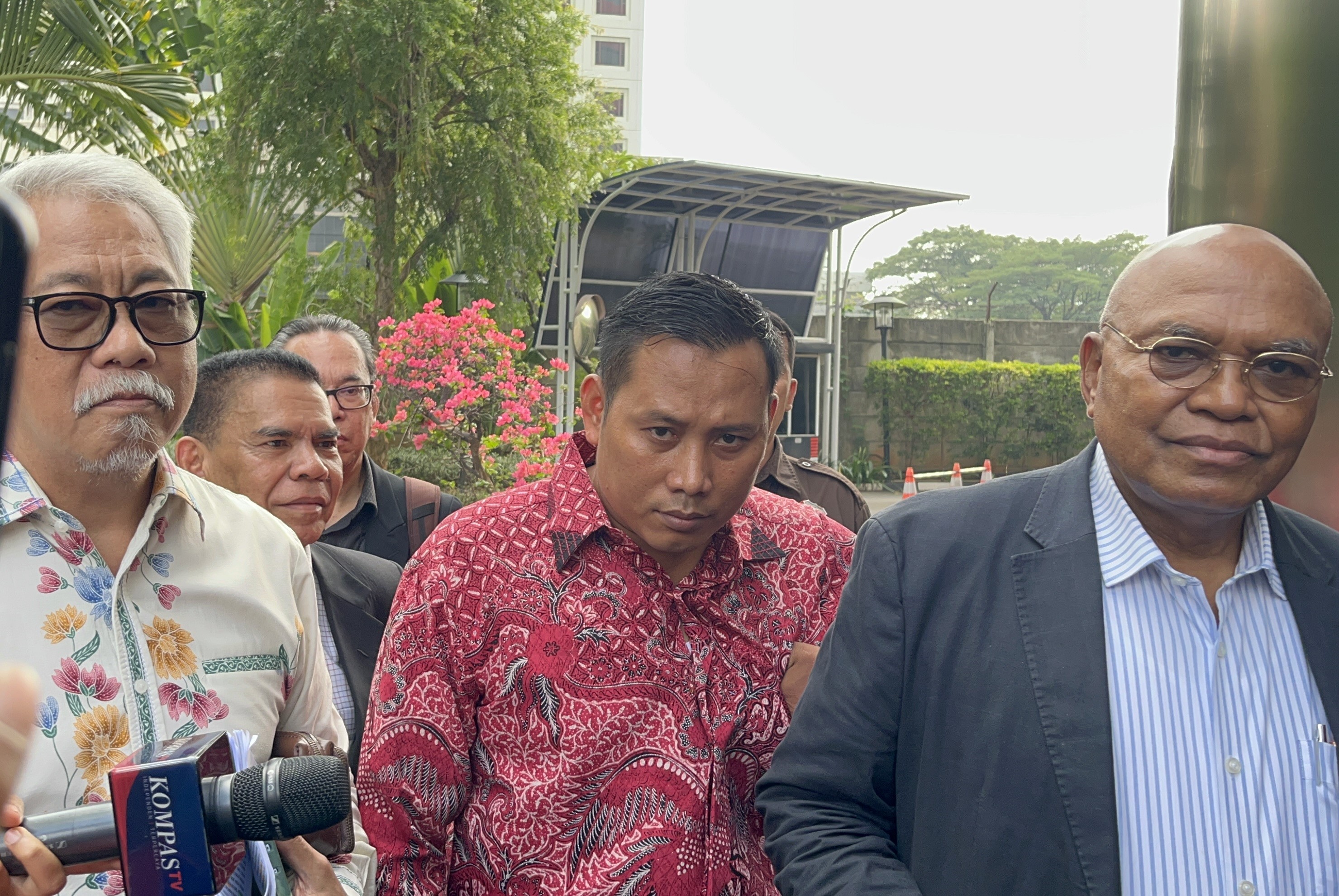 Staf Sekjen PDIP Hasto Kristiyanto, Kusnadi hadir penuhi panggilan KPK, Rabu (19/6).