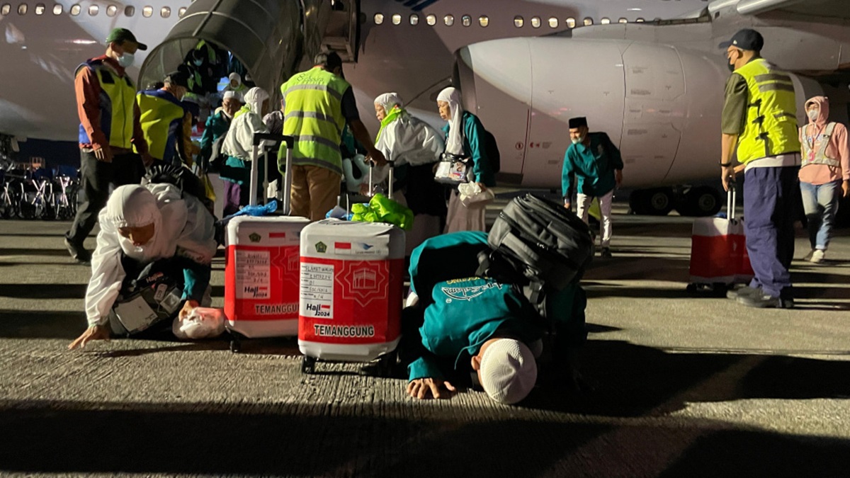 Jemaah haji SOC mendarat di Bandara Adi Soemarmo dan langsung sujud syukur.