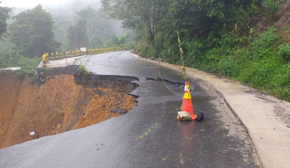 Longsor di jalan lintas Kabupaten Hulu Sungai Selatan dan Tanah Bumbu di Kalimantan Selatan (Kalsel).