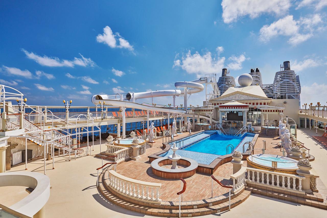 Parthenon Pool, salah satu fasilitas di kapal pesiar Resorts World One. 