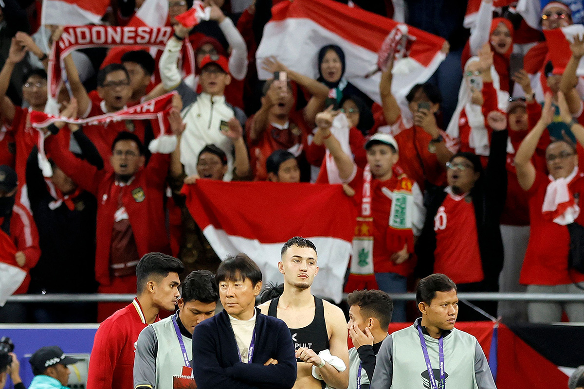 Suporter Indonesia memberikan dukungan untuk tim asuhan Shin Tae-yong.