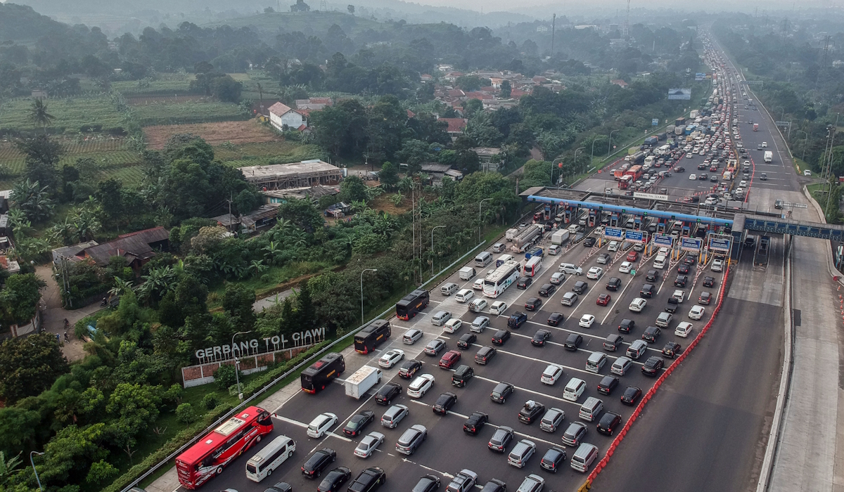 Foto udara antrean kendaraan keluar gerbang Tol Ciawi 