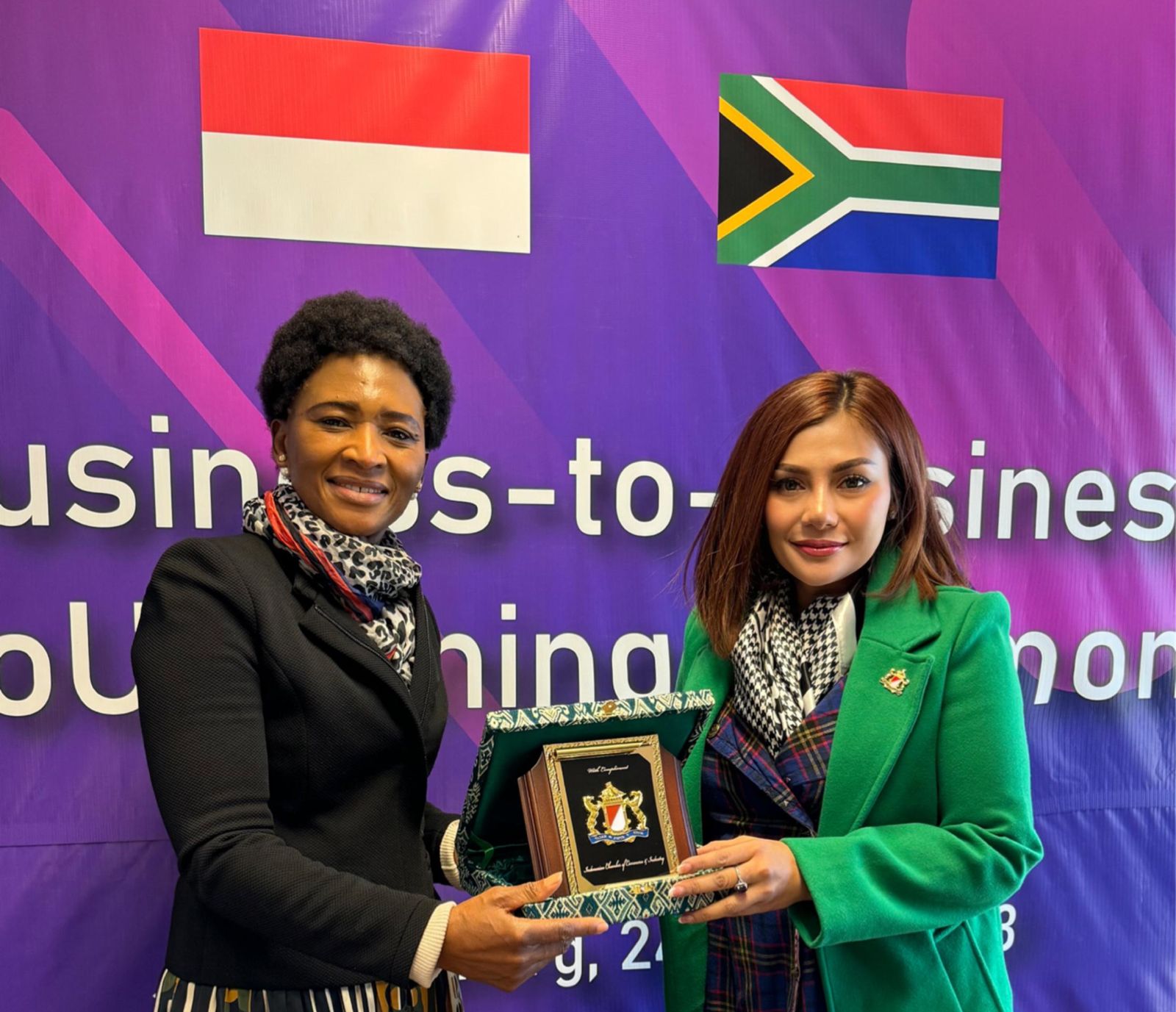 Poppy Zeidra (kanan)