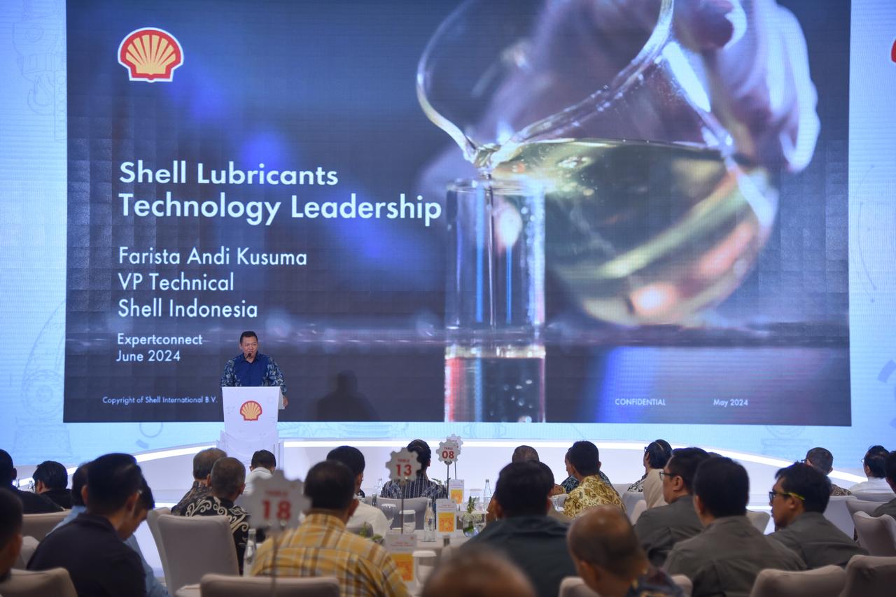  Farista Andi Kusuma, VP Technical Shell Indonesia saat berbicara pada acara Shell Expert Connect 2024 di Bandung. 