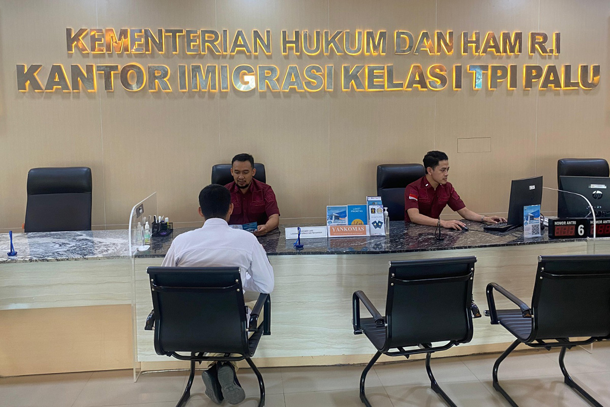 Petugas melayani pembuatan paspor di Kantor Imigrasi (Kanim) kelas I TPI Palu, Sulawesi Tengah, Kamis (6/6).