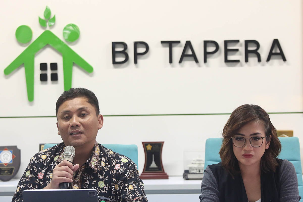 Komisioner BP Tapera Heru Pudyo Nugroho (kiri) didampingi Tenaga Ahli Madya Kantor Staf Presiden, Prita Laura memberikan keterangan pers.
