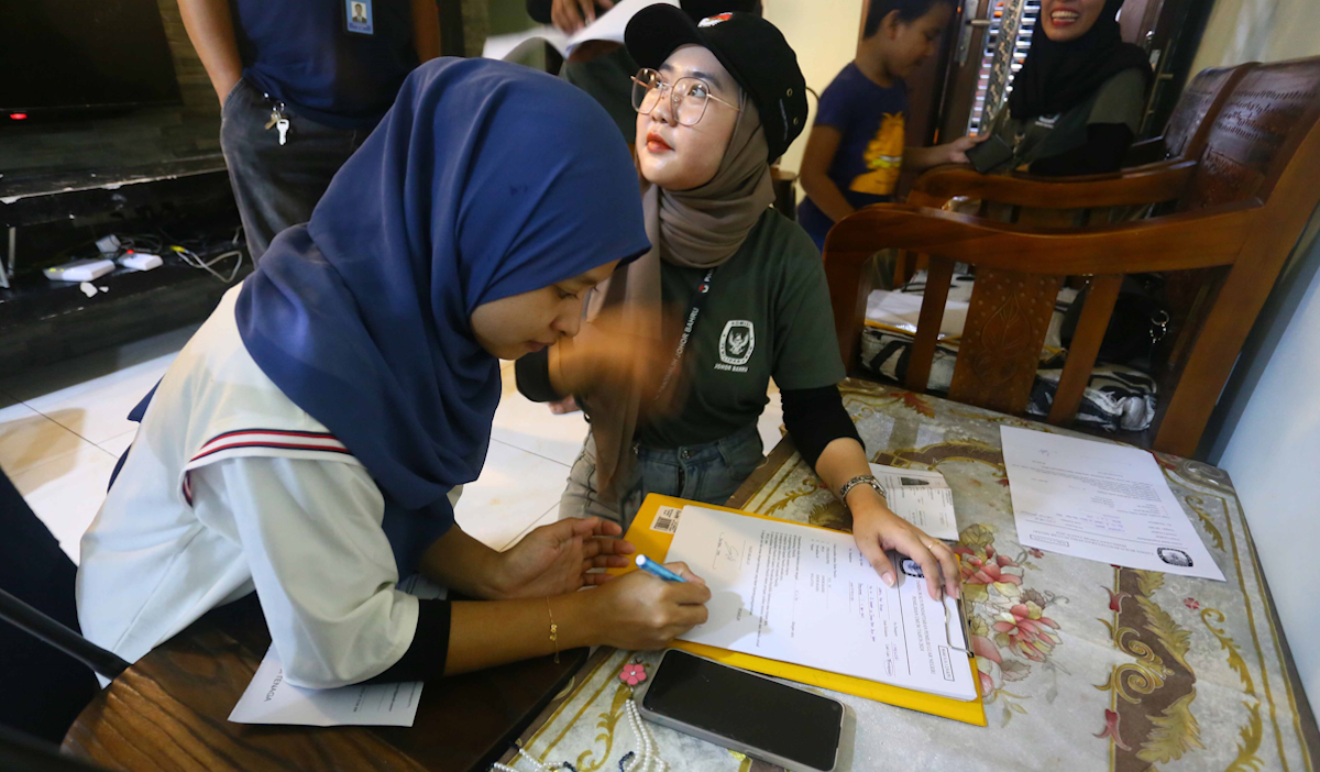 Petugas Pemutakhiran Data Pemilih (Pantarlih) melakukan pencocokan dan penelitian (coklit) data 