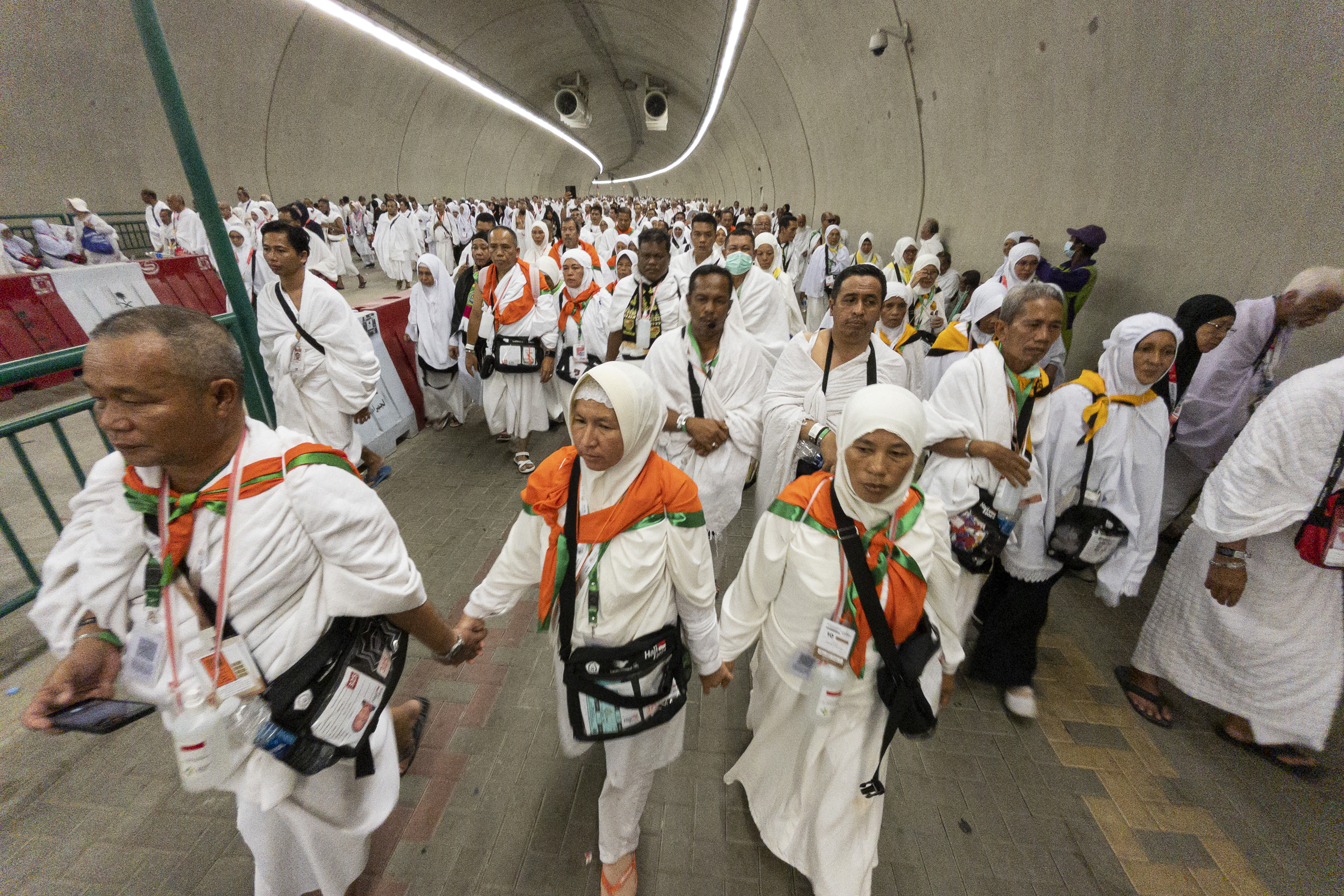 Jemaah haji Indonesia berjalan menuju Jamarat untuk melempar jamrah aqobah di Mina, Makkah, Arab Saudi, Minggu (16/6/2024). 