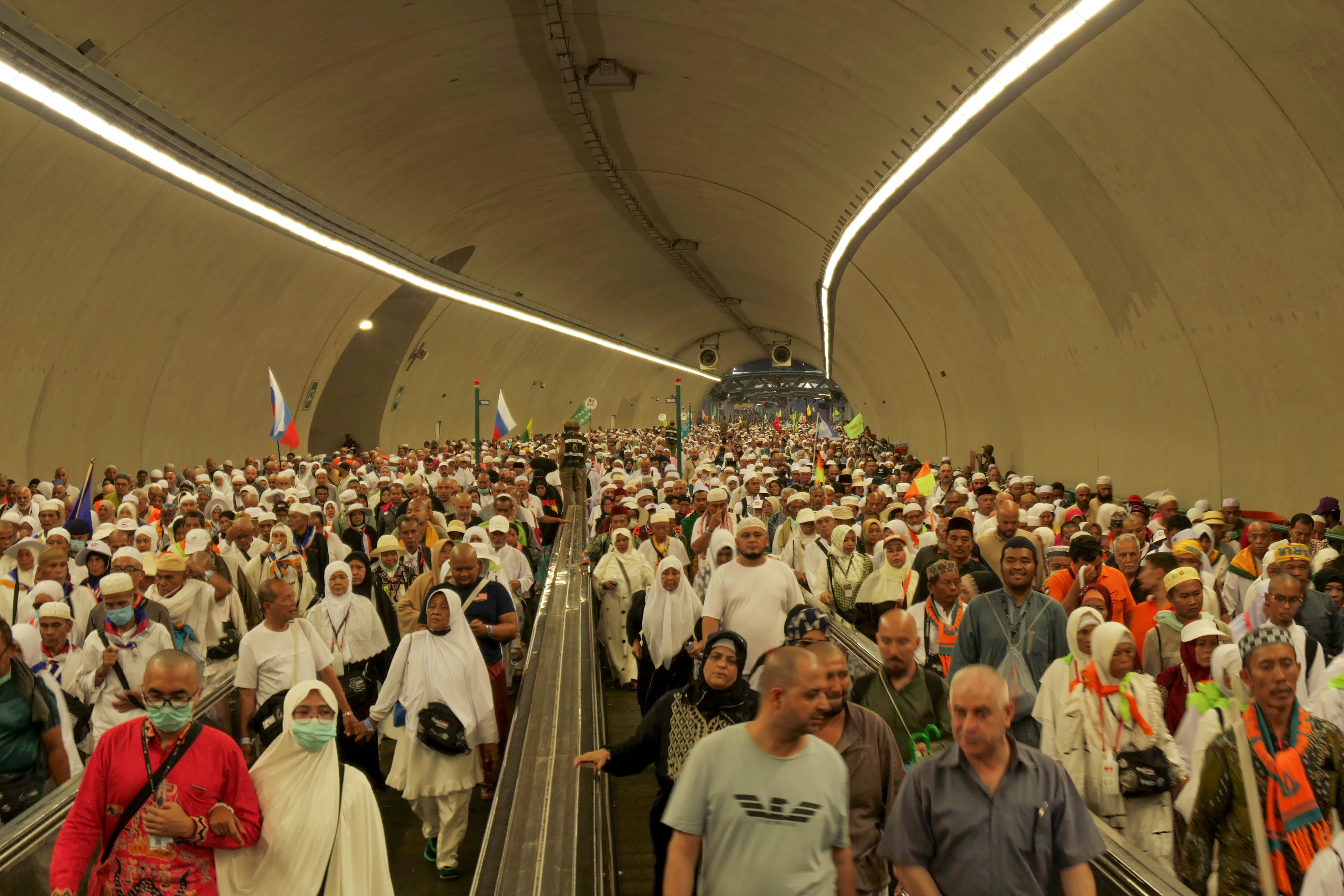 Ilustrasi: lJemaah haji berjalan melintasi terowongan Muaisim untuk melempar jamrah hari ketiga menuju Jamarat di Mina, Arab Saudi