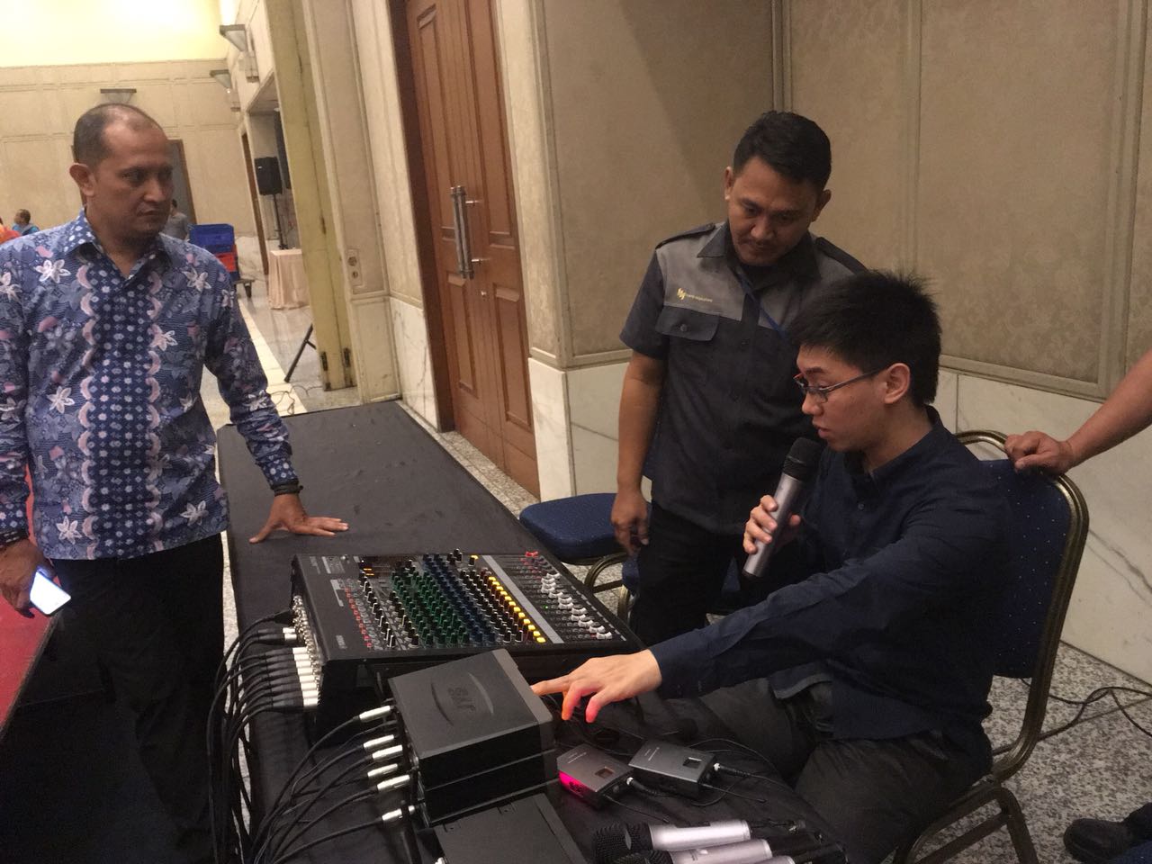 Sound enginer melakukan pemasangan audio